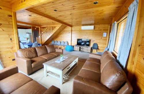 Kawaha Point House | Lake view family Lodge up tp 14 people