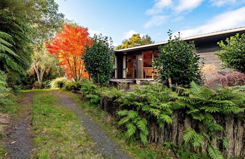 Pukawa House | Lake View Lodge - Taupo Holiday Home
