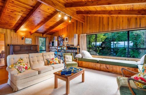 Pukawa House | Lake View Lodge - Taupo Holiday Home