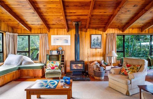 Pukawa House | Lake View Lodge - Taupo Holiday Home
