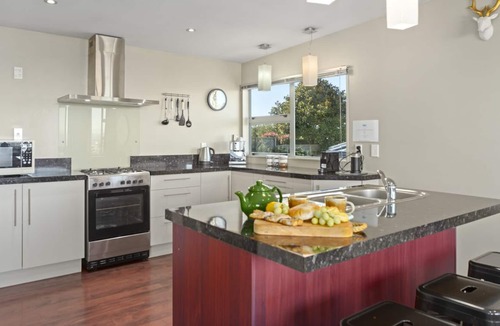 Nukuhau House | Lake Views, Spa Pool, Private Yard & Sun Deck, Close to Town