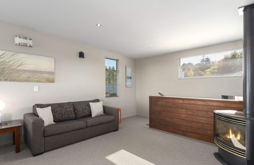 Nukuhau House | Lake Views, Spa Pool, Private Yard & Sun Deck, Close to Town
