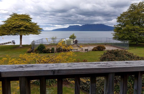 Lake Tarawera Cottage | LAKEFRONT TARAWERA - LAKE TARAWERA HOLIDAY HOME in Hamurana