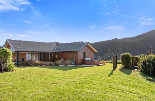 North Island House | Lakehouse Retreat - Whakamaru Holiday Home