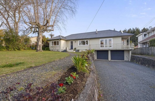 Lynmore House | Lakes or Redwood Forest.you choose