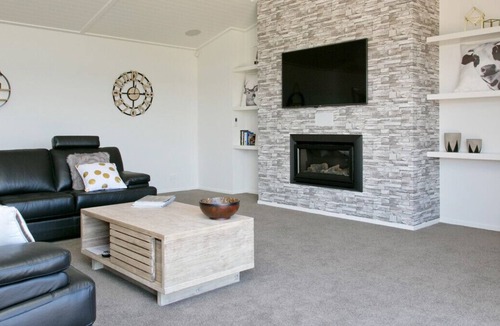 Rainbow Point House | Lakeside Estate - Rainbow Point Holiday Home