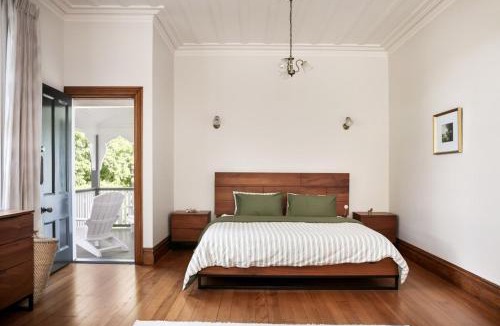 Te Karaka Ski Chalet | Large Historic Homestead