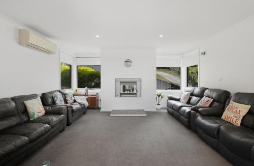 West Hobart House | Large house close to the city tranquil setting
