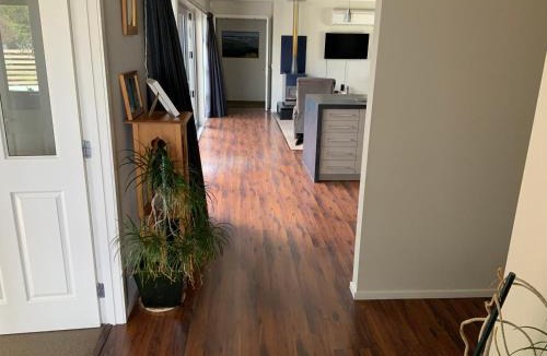 Nukuhau House | Large stand alone home with two living areas.