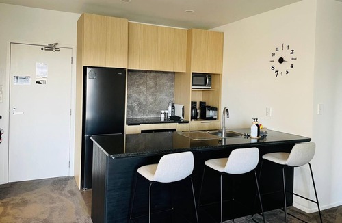 Takapuna Apartment | Largest apartment in the block 2 bedrooms 2 bathrooms includes carpark and pool