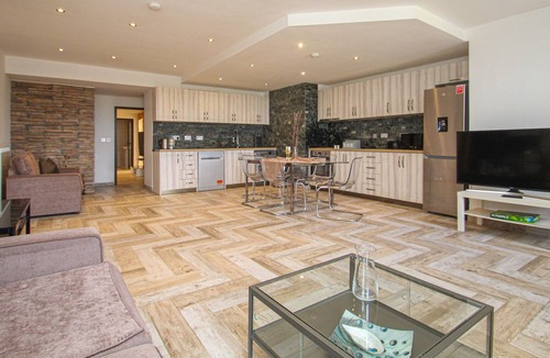 Lanark Apartment | Lavish Apartment sleeps 5 Lanark