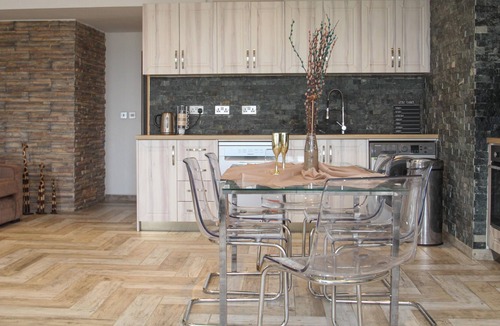 Lanark Apartment | Lavish Apartment sleeps 5 Lanark