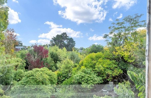 St. Heliers House | Leafy, quiet, rustic but so convenient. Close to CBD, beaches and forest.n