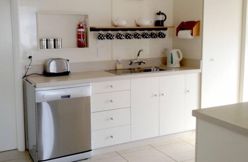 Nelson House | Lemon Tree Cottage, ideal for families or couples