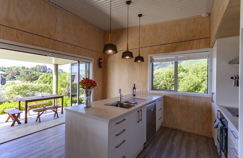 Tata Beach House | Ligar Bay Modern Bach -Linen/Towels Included, Sea View, Free Wi-Fi