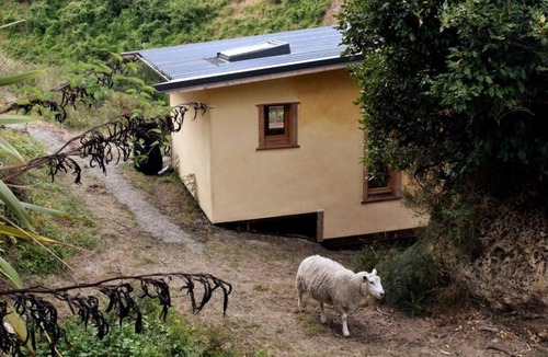 Broomfield Cabin | Lime Hut with wood burning sauna - Waipara Narrows offgrid