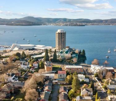 Sandy Bay Villa | Lipscombe Escape panoramic views luxury and space