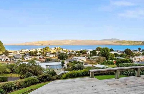 Kawhia House | Little Aotea bach with sea views