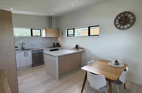 Tahunanui House | Little Break Tahunanui - 5 minutes from beach