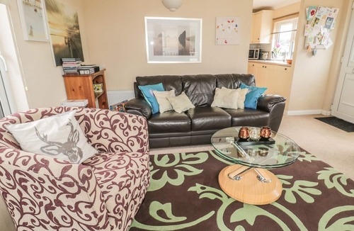 Melrose Cottage | LITTLE GEM LODGE, pet friendly, with a garden in St Boswells