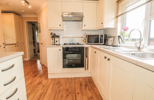 Melrose Cottage | LITTLE GEM LODGE, pet friendly, with a garden in St Boswells