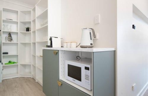 Riverside House | Little house on the hill