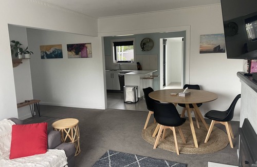 Riverside House | Little White House on Ecclestone close to city centre and Tamar Valley Wineries!