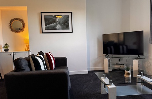 Kelty Apartment | Loch Ore View - sleeps 6 guests in 3 bedrooms