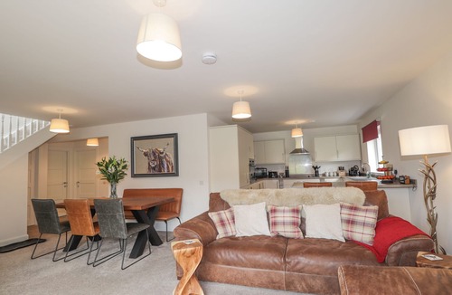 Spean Bridge Cottage | LOCHSIDE, 1 THE CORRIES, family friendly in Spean Bridge