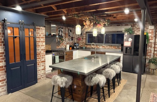 Lynmore House | Loft Style Living Close to Redwoods, bar, bakery. Perfect for Family's, MBikers.