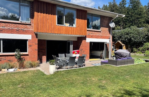 Lynmore House | Loft Style Living Close to Redwoods, bar, bakery. Perfect for Family's, MBikers.
