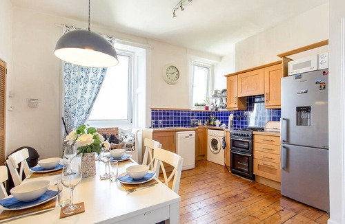 Leith Apartment | Log Fire City Center Apartment - Free logs provided