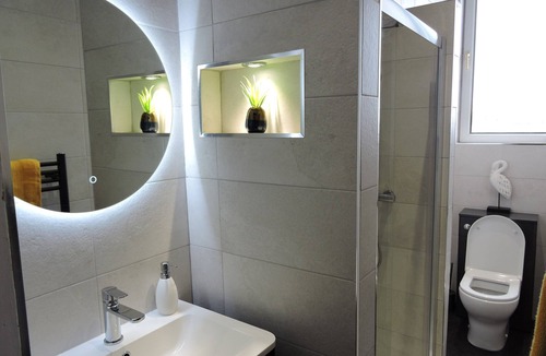 Leith Apartment | Log Fire City Center Apartment - Free logs provided