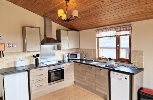 Kelty Ski Chalet | Lomond 5 with Private Hot Tub - Fife - Loch Leven - Lomond Hills - Pet Friendly