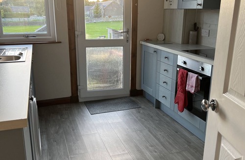 Ladybank Apartment | Lomond View Apartment - sleeps 4 guests in 2 bedrooms