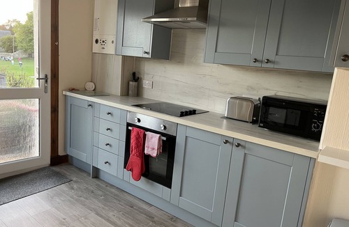 Ladybank Apartment | Lomond View Apartment - sleeps 4 guests in 2 bedrooms