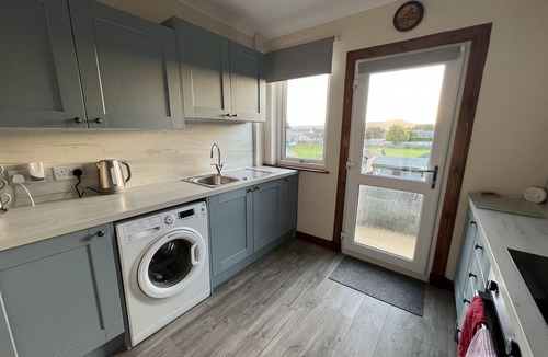 Ladybank Apartment | Lomond View Apartment - sleeps 4 guests in 2 bedrooms
