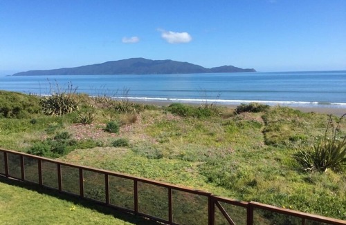 Waikanae House | LONGSHORE: Absolute beachfront, spa pool, tennis court, swimming pool and more!