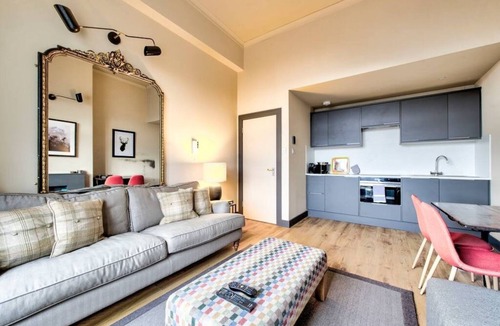 Tollcross Apartment | Lothian Road Apt with Castle View & Elevator