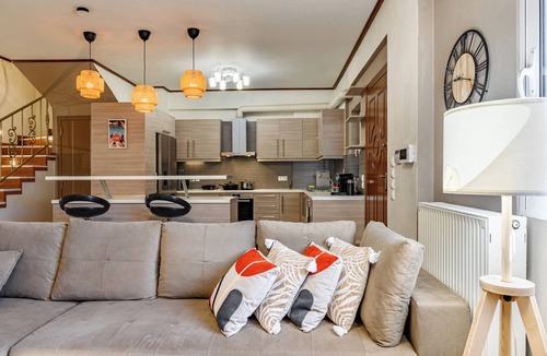Gerakas House | Lovehome-4BD Villa with views,dinners-close to airport, MEC ΑΕ,bus stop, Railway