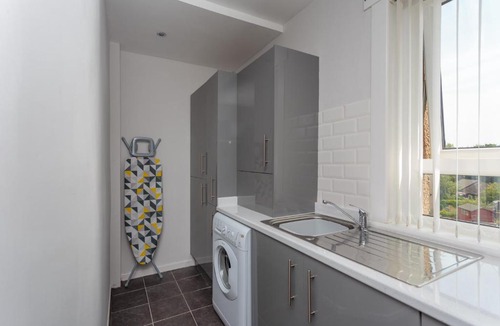 Kirkliston Apartment | Lovely 2-bed upper villa in Kirkliston Edi Airport