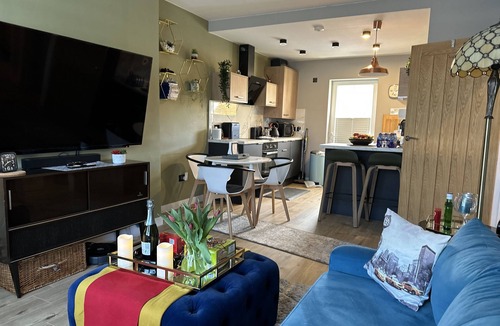 East Pilton Apartment | Lovely 3 bed, garden Jacuzzi, driveway, free Wifi, close Airport and centre