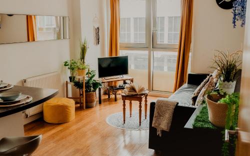 City Centre Glasgow Apartment | Lovely Bohemian Apartment in Heart of City Life