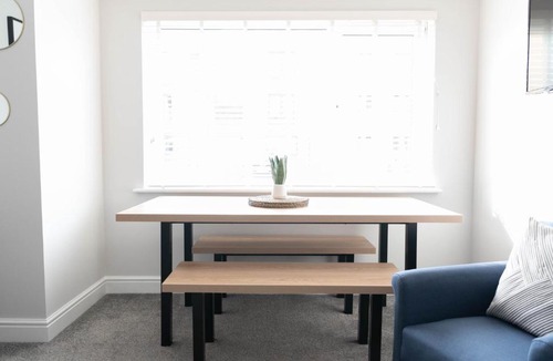 Renfrew Apartment | Lovely, comfortable 2-bed Braehead - free parking - Pass the Keys