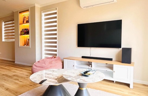 Hamilton Apartment | Lovely home, 3 bedrooms 4 beds, Close to hospital