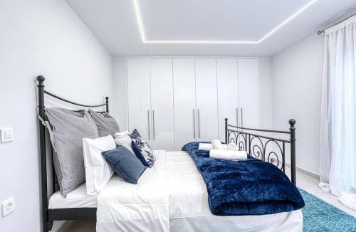 Mavromati House | Luminous Luxury House