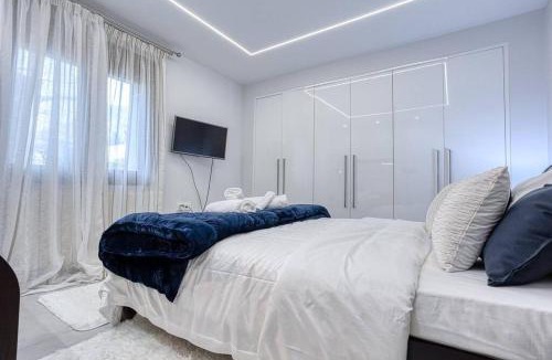 Mavromati House | Luminous Luxury House