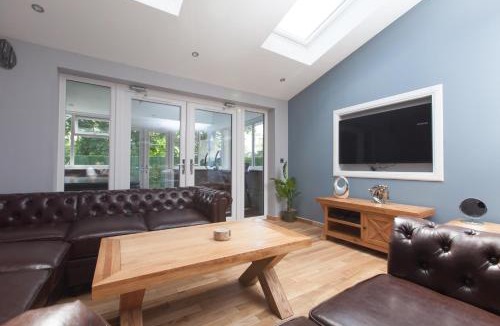 Prestonfield Apartment | Luxe Arthurs Seat View Townhouse with Hot Tub