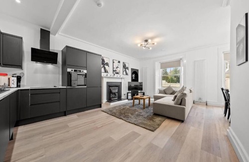 Hawick House | Luxe & Spacious Apt in Hawick -Fast WiFi -Sleeps13 | Walk to Everything