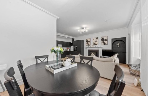 Hawick House | Luxe & Spacious Apt in Hawick -Fast WiFi -Sleeps13 | Walk to Everything